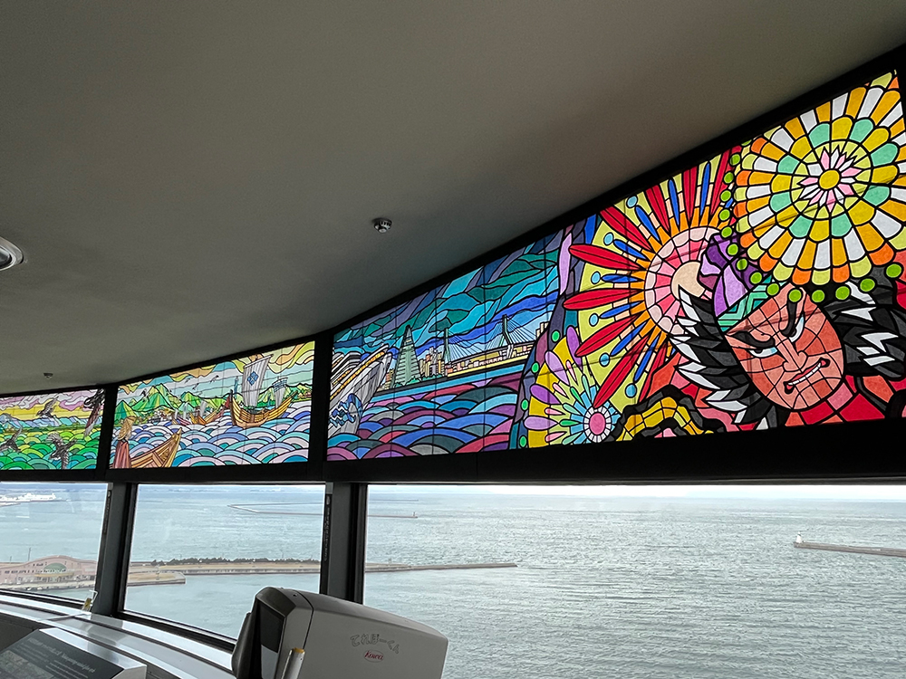 １３階展望台にステンドグラス風ねぶた絵を展示